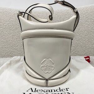 Authentic Alexander McQueen The Curve Shoulder Bag
